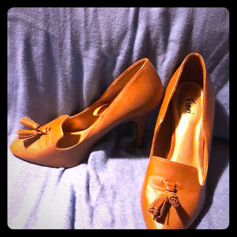 Fioni Tan Heels. Size 5
